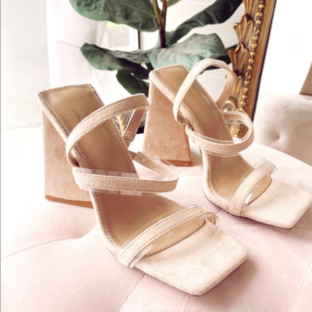 NWT 💕 Beige Suede Heel Size 7.5